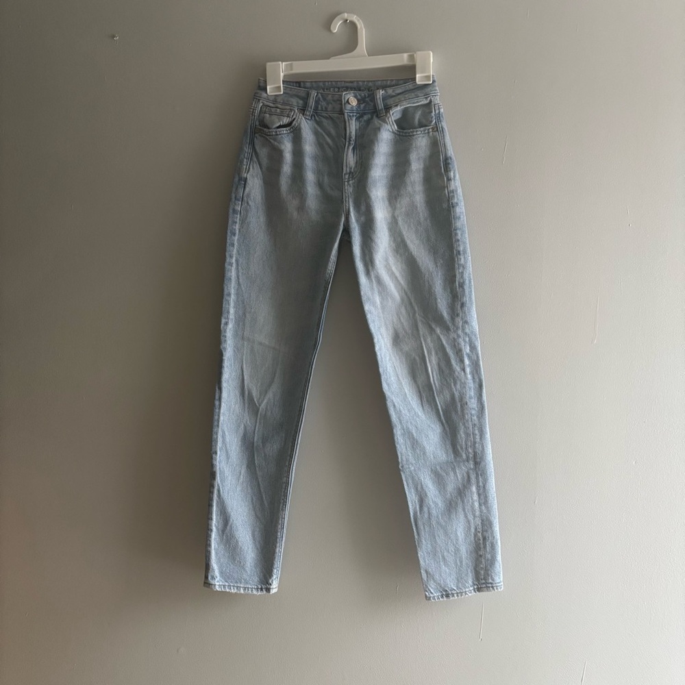 American Eagle Women’s Mom Jeans Size 0 Light Wash High Rise basic everyday wear